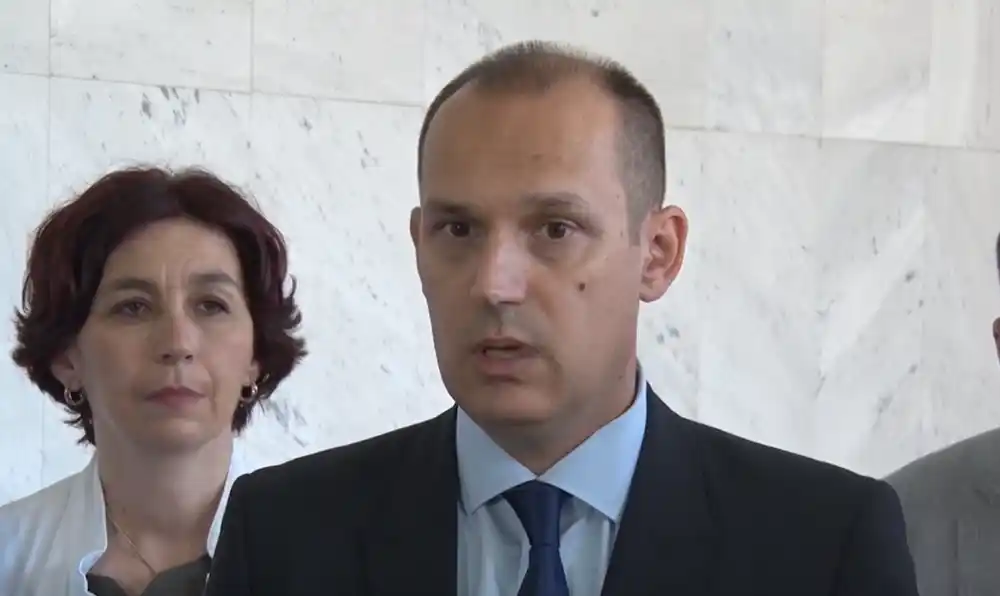 Lončar uručio ugovore o radu još jednoj grupi zdravstvenih radnika koji se vraćaju u Srbiju
