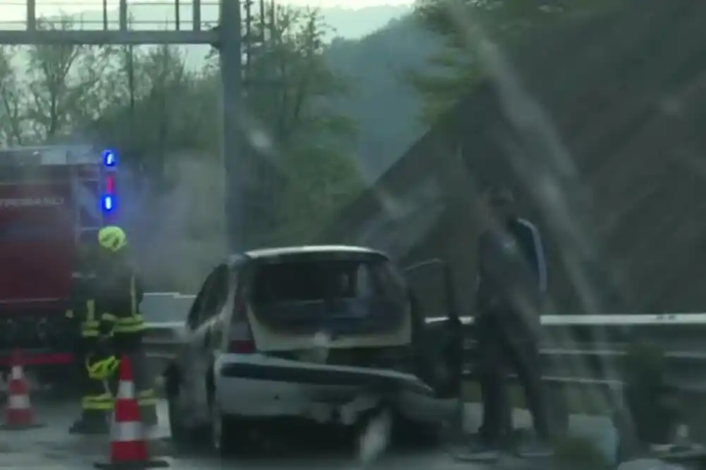 Na autoputu se zapalilo vozilo, nije bilo povrijeđenih