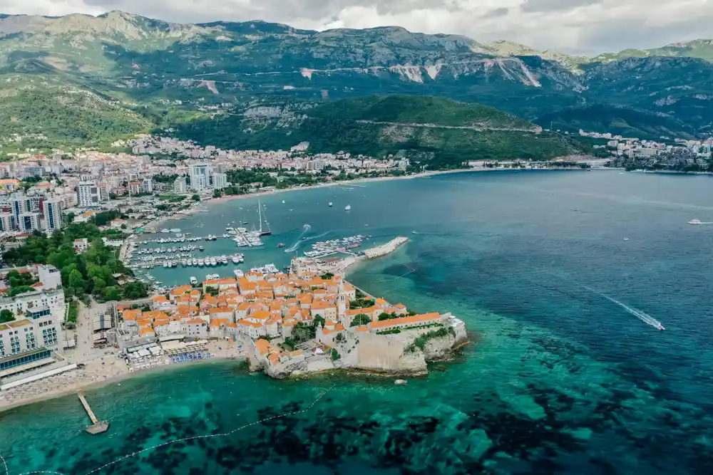 Nezgoda na putu Cetinje – Budva, vozilo sletjelo sa puta