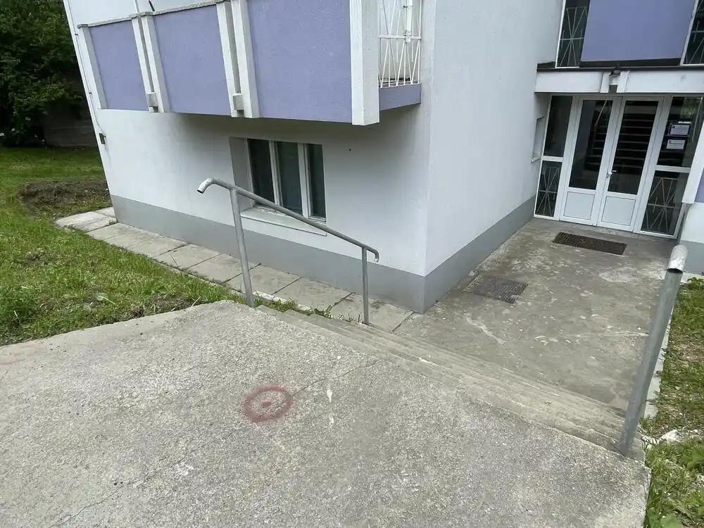Pljevlja: Stanari zgrade spriječili izvođača radova da postavi ogradu, pozvali upravu da odustane od gradnje puta