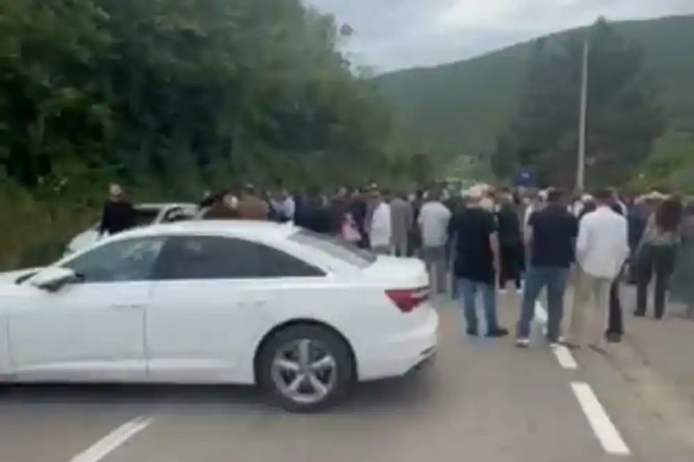 Protest zbog sporazuma Vlade i UAE: Ulcinjani na jedan sat blokirali magistralu u Kručama