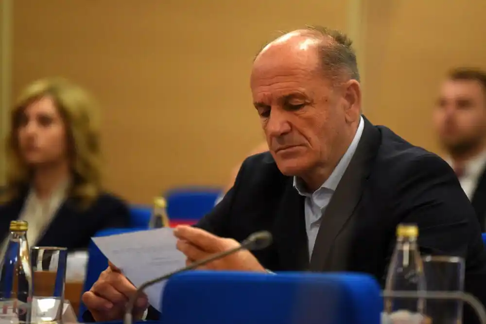 „Putevi“ plaćaju puteve navijača fudbalske reprezentacije Srbije iz Podgorice