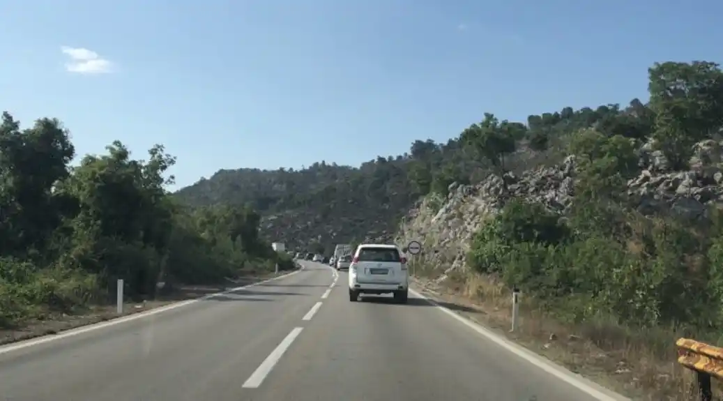 Putevi uglavnom suvi, duž klisura i usjeka sitniji odroni