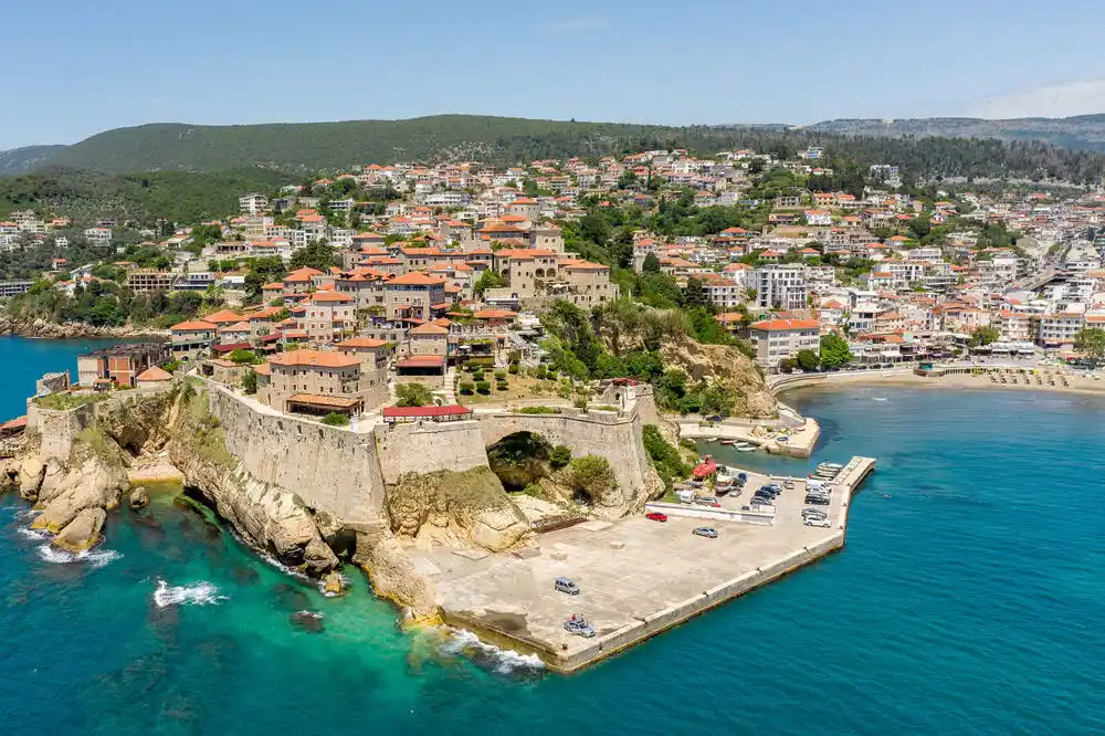 Bivši zakupci plaža u Ulcinju pregovaraju sa Alabarovom kompanijom