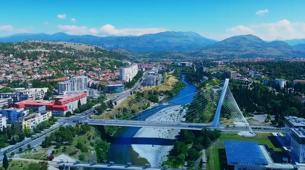 Stanje na putevima: Ulice mjestimično mokre, mogući sitniji odroni