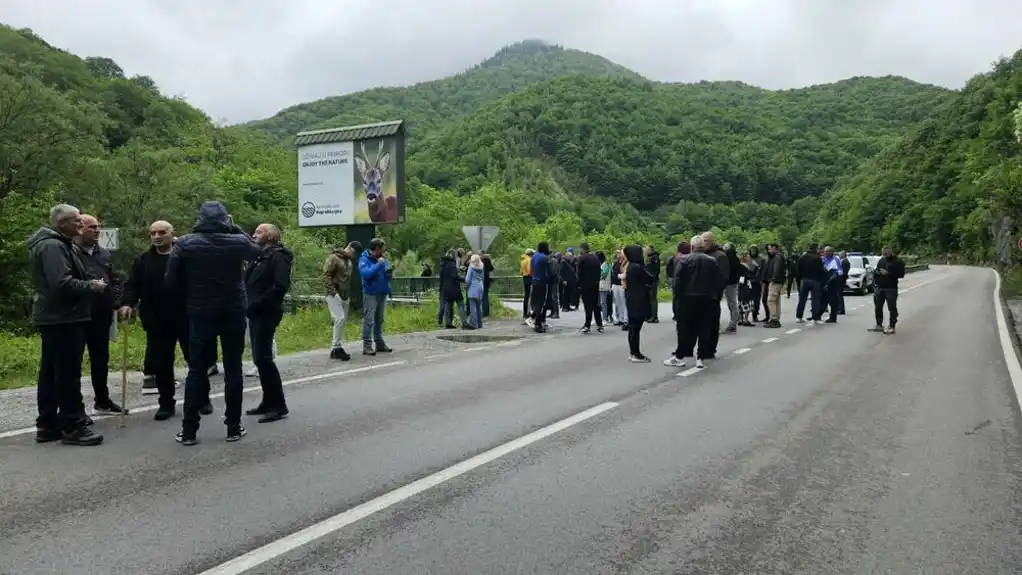 Više građana blokiralo put Mojkovac- Podgorica: „Diskriminatorski odnos države oko nerješivih problema privatne svojine“