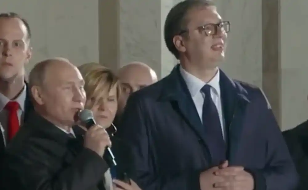 Vučić dobio od Putina sat „Pobjeda-80“, pušku, knjigu i vino