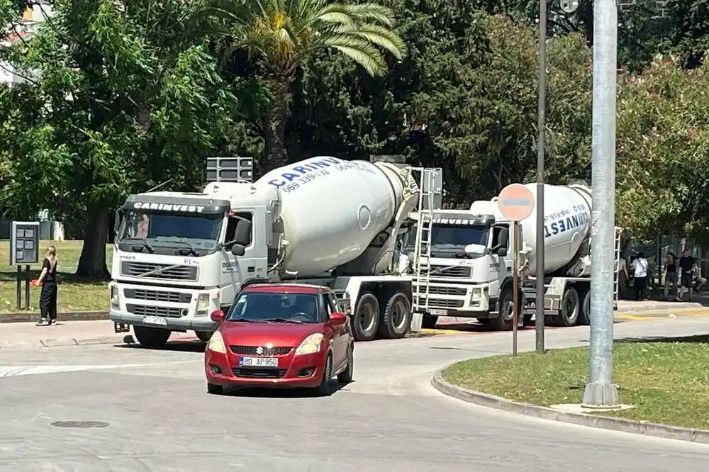 Zenović: Na mjestu za turističke autobuse u Budvi – građevinske mješalice