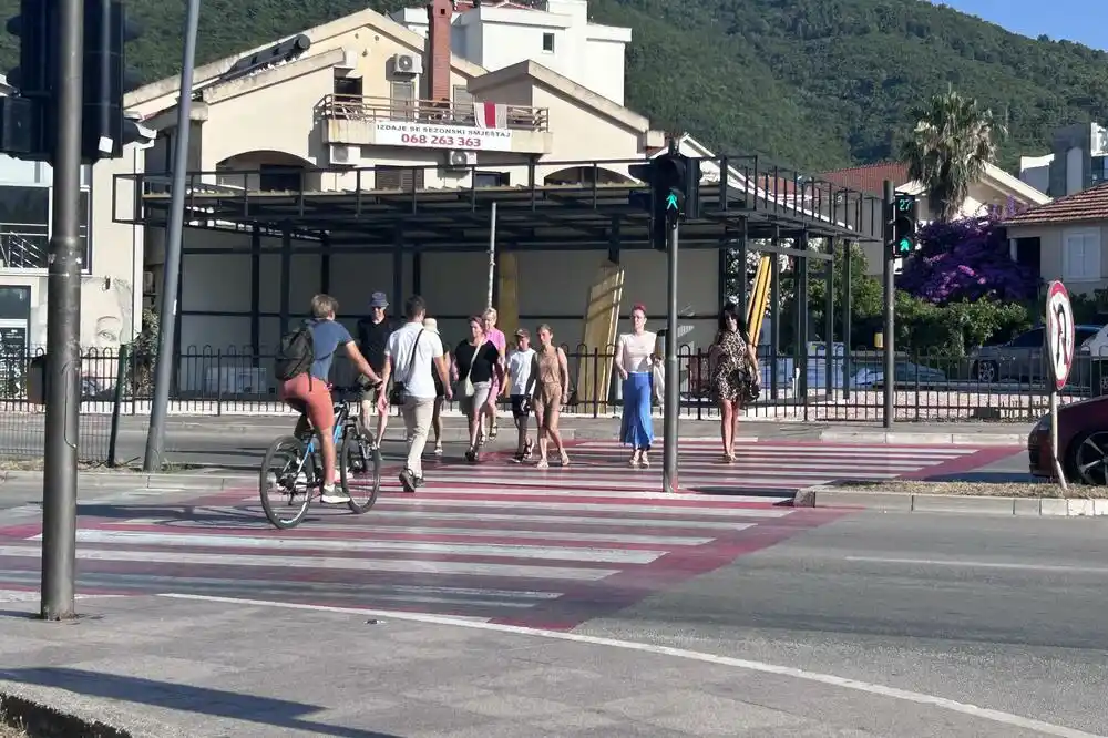 Budva: Divlji privremeni objekat nikao nadomak zgrade Opštine