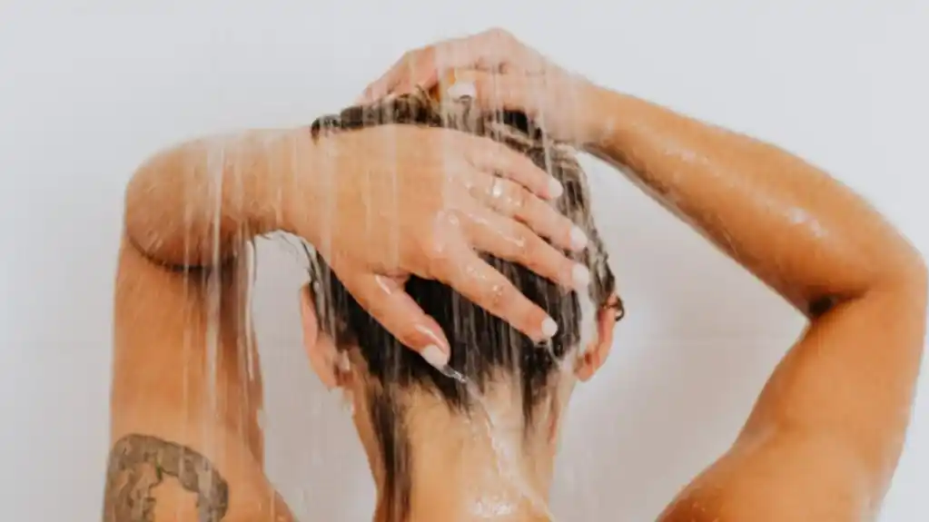 Da li biste isprobali ovaj beauty trend – pranje kose  BRAŠNOM?  Provjerite zašto je ovaj  NEOBIČNI trik postao omiljeni saveznik u njezi!