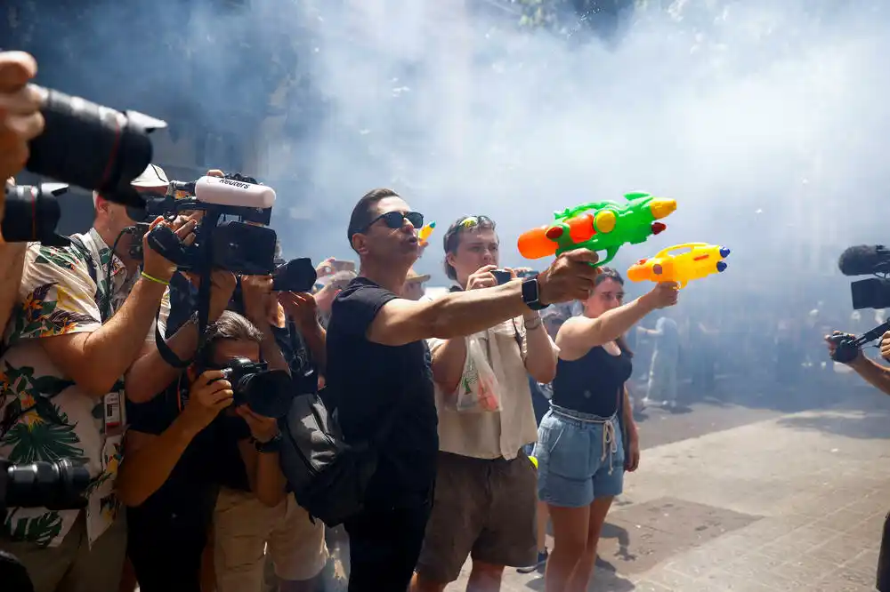 Demonstracije protiv prekomjernog turizma na jugu Evrope, „pucalo“ se iz pištolja na vodu: „Vaši praznici, moja bijeda“