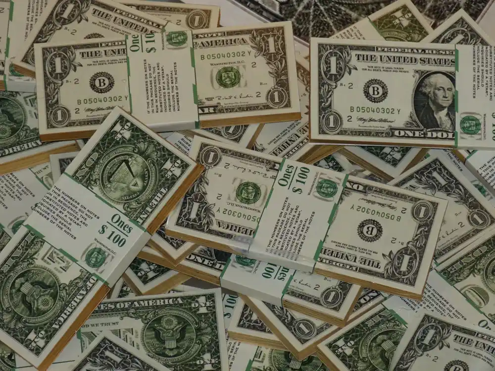 Dolar pao na najniži nivo u posljednje tri godine