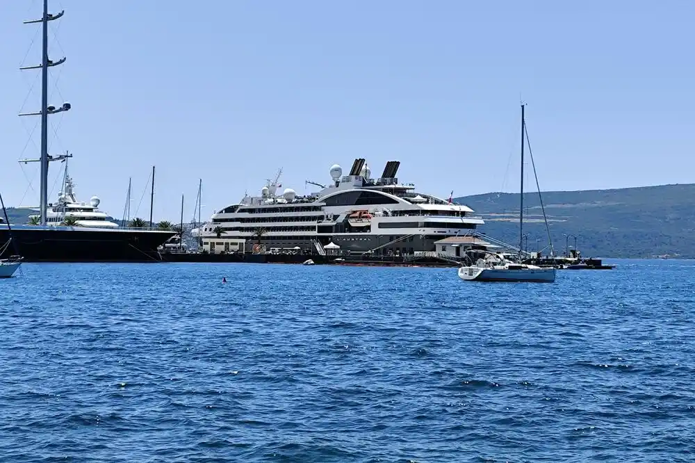 Luksuzni francuski kruzer „L`Austral“ uplovio u Tivat