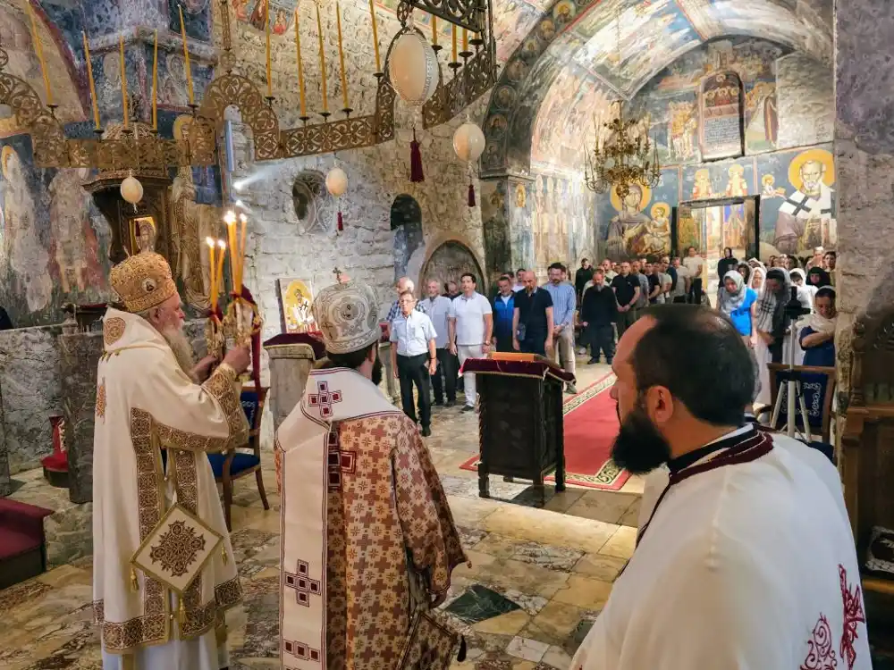 Mitropolit Joanikije služio u Pećkoj Patrijaršiji: U evropskim gradovima gdje su prisutni mir i sloboda su crkve prazne, a na raspetom Kosovu i Metohiji su uvijek pune!