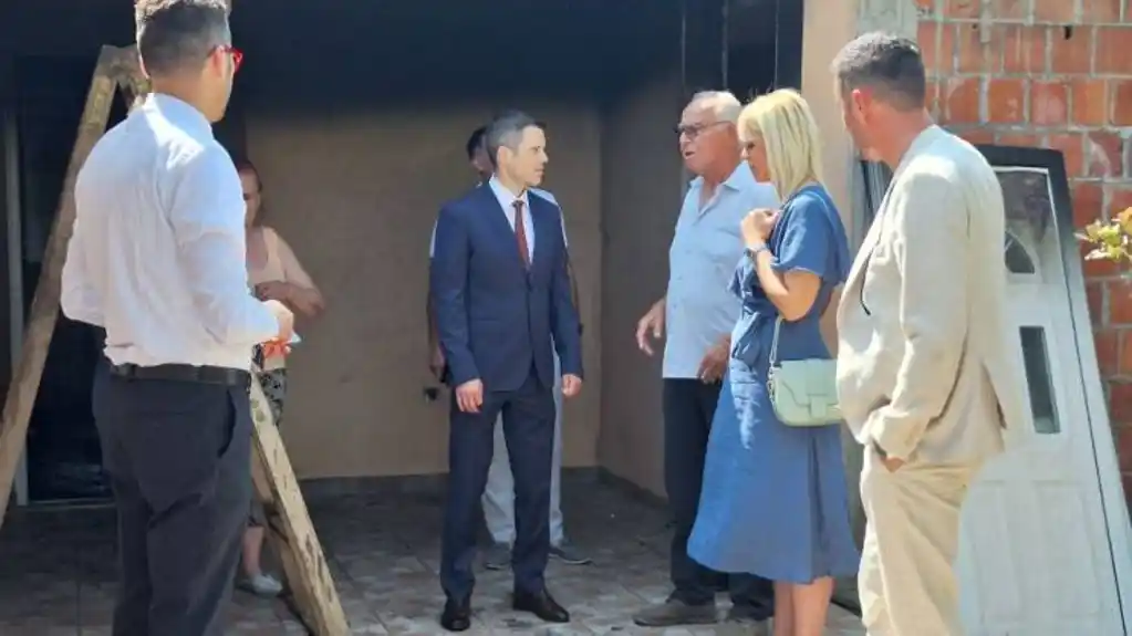 Mujović obišao porodicu Ćetković čija kuća je izgorjela u požaru: Glavni grad će PRUŽITI POMOĆ