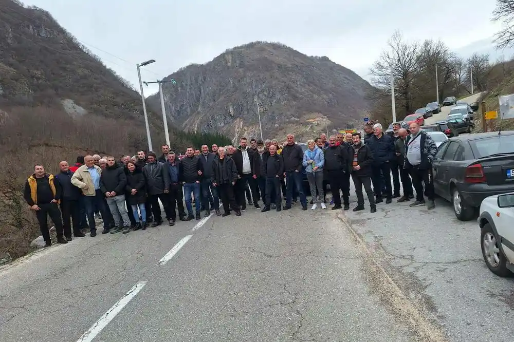 Nastavljaju se blokade saobraćajnica uprkos pokušaju vladajuće većine da zabrani protestna okupljanja na putevima