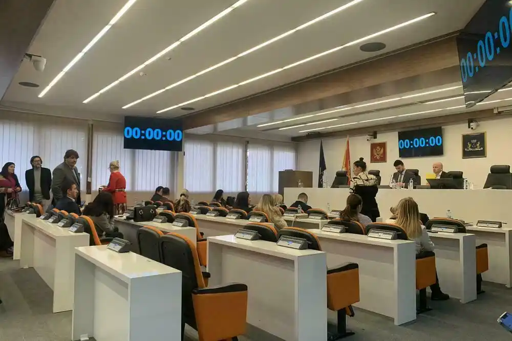 Opština ne štedi pare za odbornike: Bavljenje politikom u Budvi postalo veoma isplativo