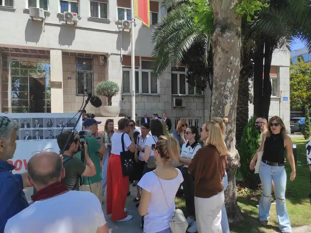 Performans ispred Skupštine: Traže javnu raspravu o sporazumu sa UAE i da se uključe međunarodni eksperti