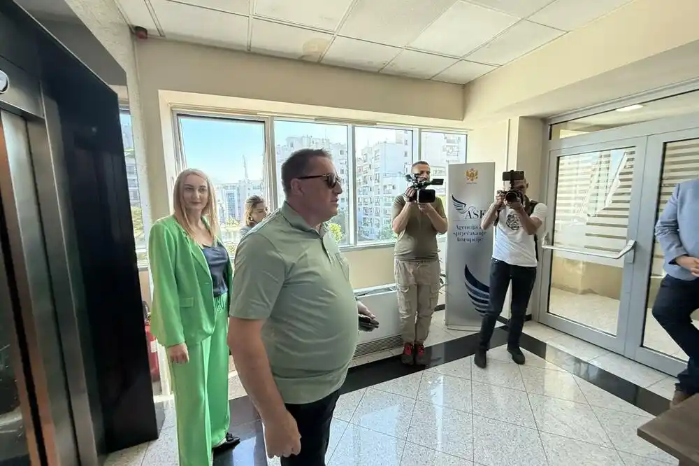 Perović i jutros pokušala da uđe u ASK, došlo do naguravanja, Martinović rekao da će ubuduće dolaziti nenajavljeni