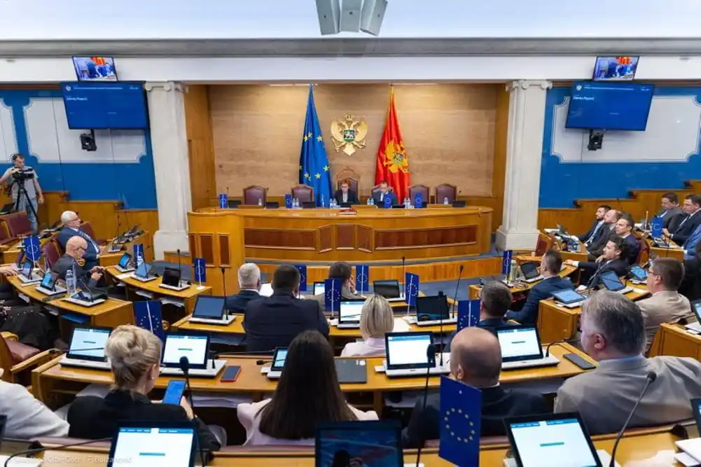Politička scena se mijenja: PES u padajućem trendu, ZBCG i DPS jačaju- Centar na udaru, manjine stabilne