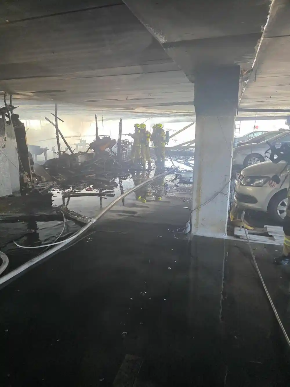 Požar u velikoj spratnoj garaži za automobile u Grblju, spašene svije osobe, materijalna šteta velika