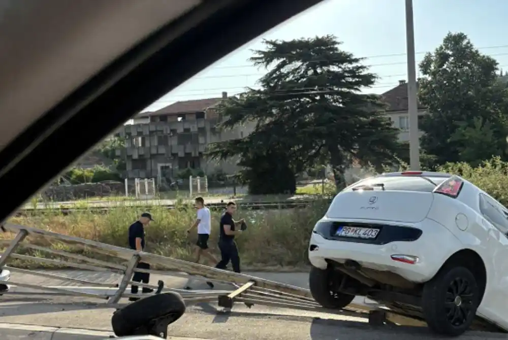 Saobraćajna nezgoda u Podgorici: Automobil sletio sa obilaznice