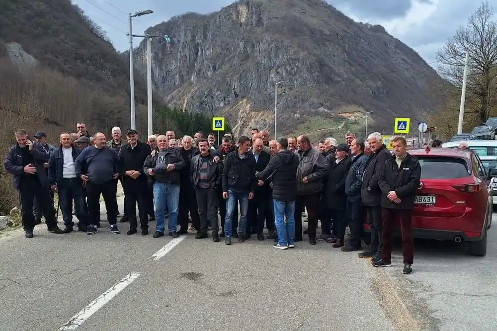 Šavnička opozicija na četiri dana obustavlja blokadu puta Šavnik-Žabljak