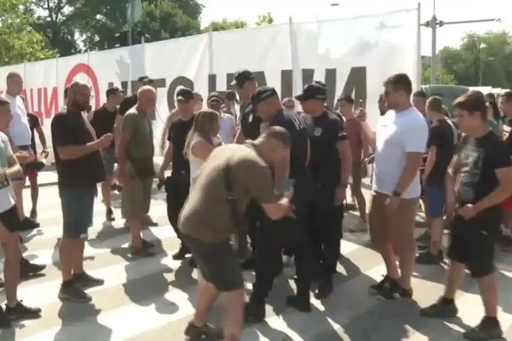 Srbija: Dvije poslanice napadnute u Beogradu dok su uklanjale transparent sa kukastim krstom
