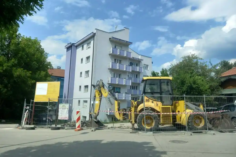 Srušena zaštitna ograda oko gradilišta u Omladinskoj ulici u Pljevljima, podnijeta krivična prijava protiv počinilaca