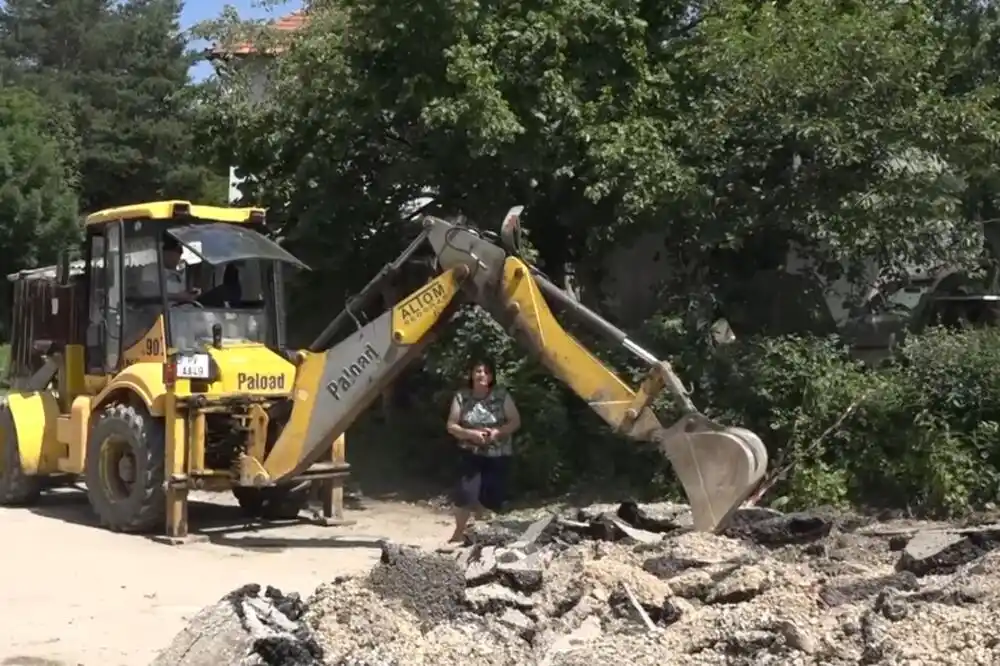 Stanari Omladinske ulice u Pljevljima spriječili početak radova na izgradnji puta, došlo do verbalnog sukoba sa Vranešom
