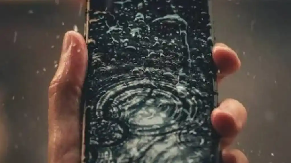 Telefon vam je UPAO u vodu? Stručnjaci SAVJETUJU kako ga uspješno „VRATITI U ŽIVOT“