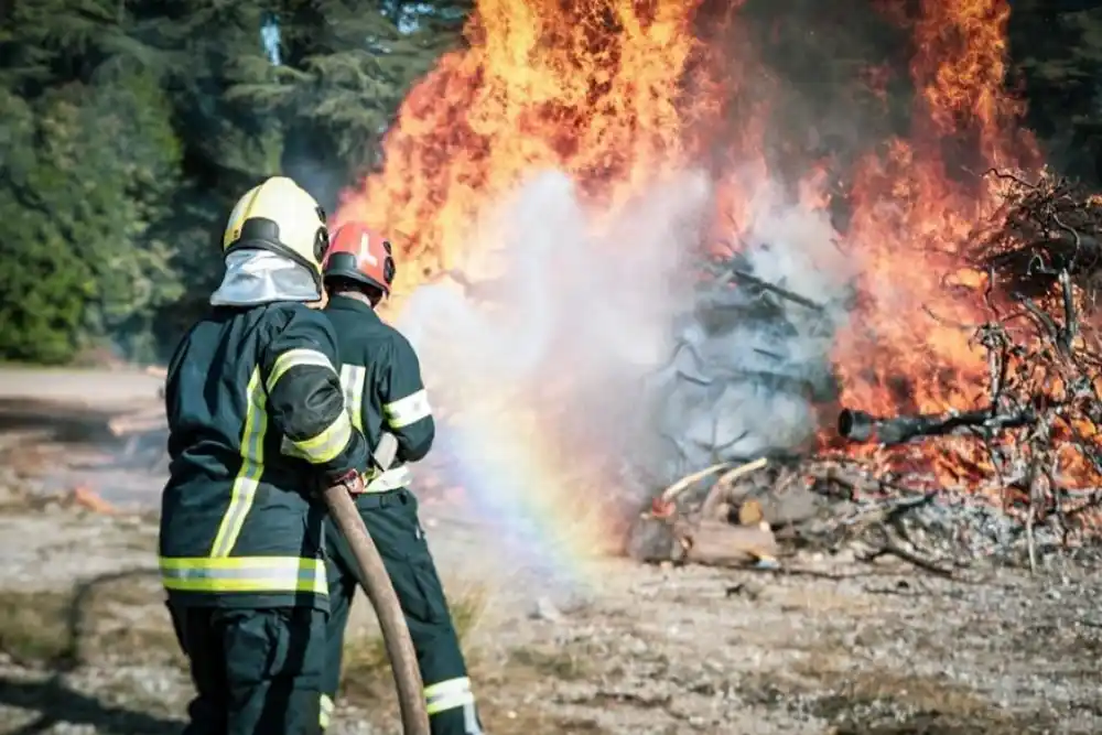 Izbio ogroman šumski požar na 40 kilometara od Atine