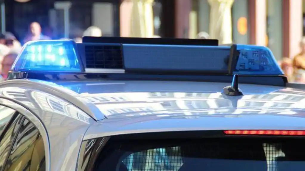 Udes na putu Cetinje – Budva, vozilo sletjelo u provaliju, nema povrijeđenih