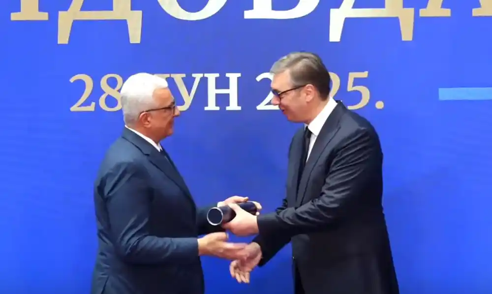 Vučić uručio zahvalnicu Andriji Mandiću
