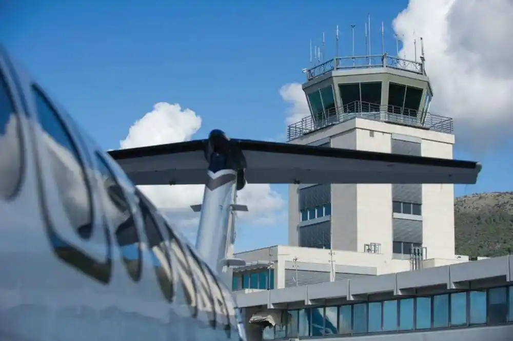 Zbog dojave o bombi prekinut saobraćaj na tivatskom aerodromu