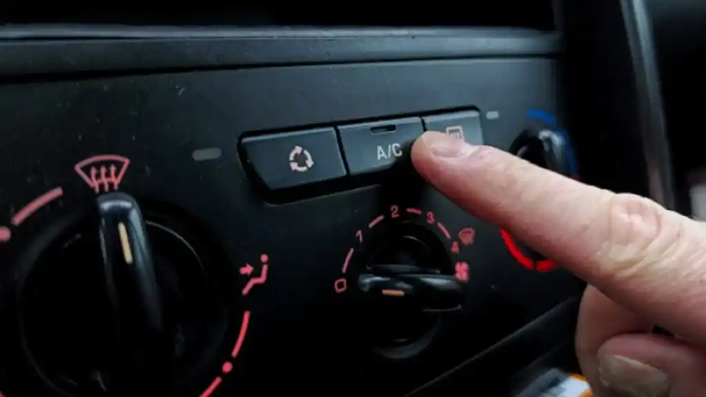 Želite da trošite manje goriva? Samo pritisnite ovo DUGME u vašem automobilu