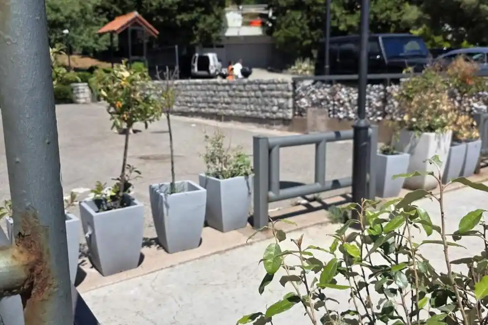 Adriatic properties postavio metalnu ogradu i žardinjere: Ne daju da se priđe plaži koju su izgubili na tenderu