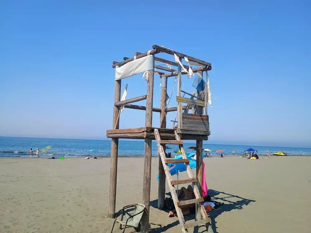 Alabarove plaže u Ulcinju neuređene pred špic sezone
