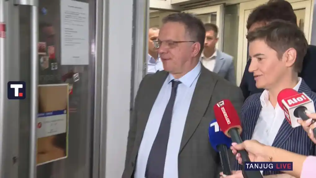 Brnabić obilazi SKC: Blokaderi su pokrali sve, čak i telefonsku centralu, samo ni jednu knjigu nisu uzeli!