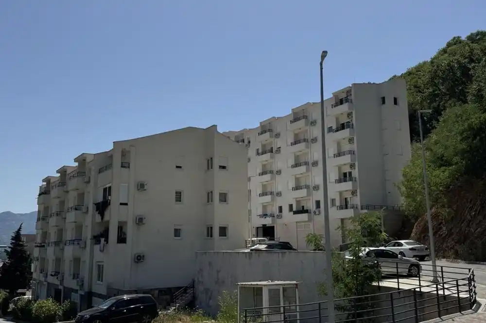 Budva: Tri stambene zgrade peti dan bez struje i vode, stanari prijete blokadom saobraćajnice