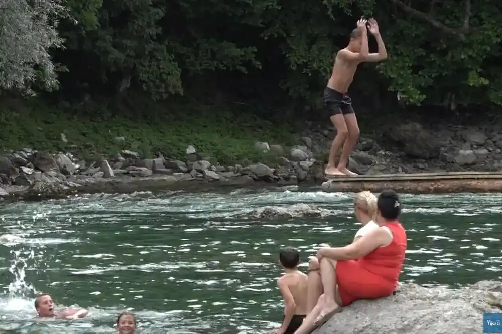 Čekajući izgradnju bazena: Bjelopoljci se rashlađuju na limskim plažama