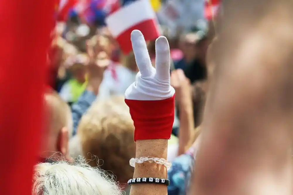 Desničari širom Poljske na skupovima protiv migracija, antifašističke organizacije im se protive