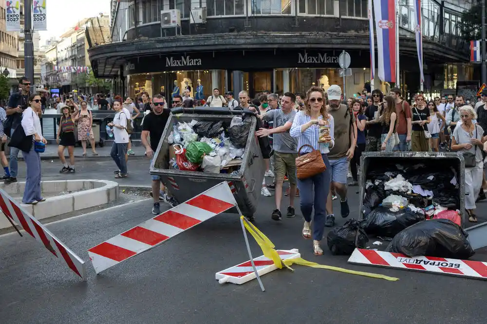 Građani u Čačku se sinoć sukobili sa policijom, jutros krenule blokade gradova, iz MUP-a upozoravaju da su nezakonite