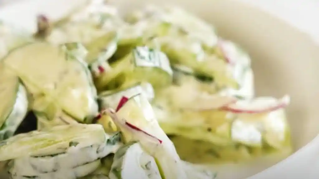 Hladno OSVJEŽENJE: Lagana ljetna salata s krastavcima i jogurtom