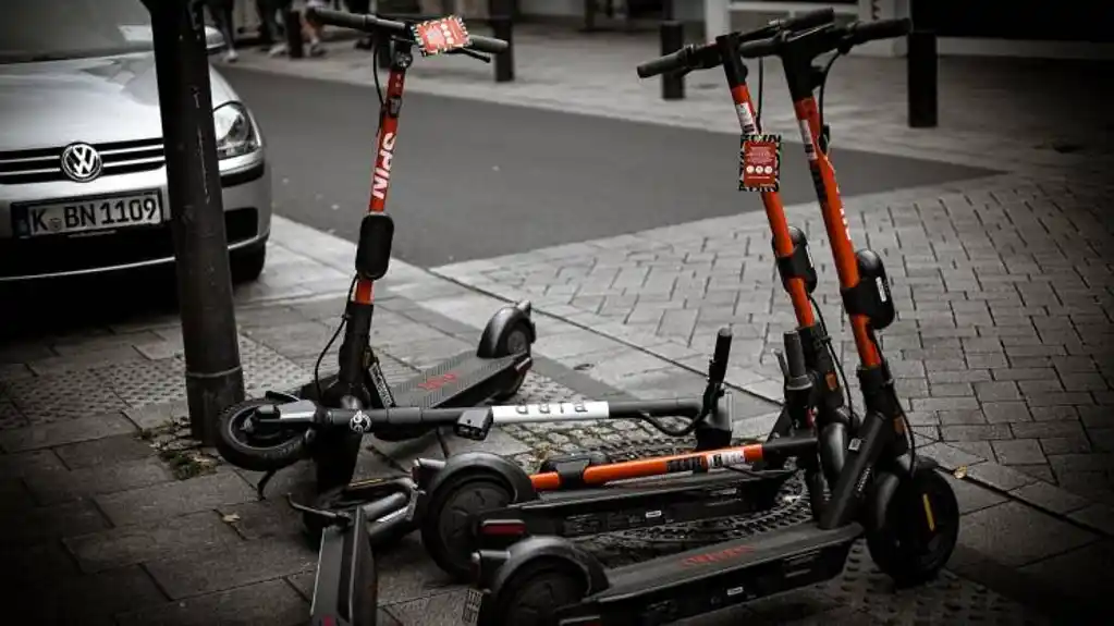Izmjene Zakona – Električne trotinete neće moći da voze mlađi od 16 GODINA