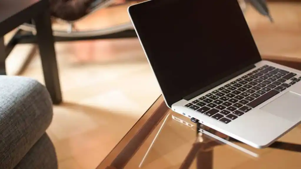 Kako da vaš laptop traje DUŽE – SEDAM trikova koji  ČUVAJU bateriju i performanse
