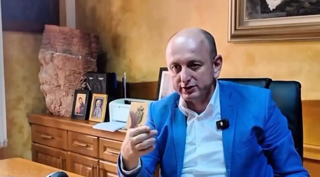 Knežević podijelio studentima uputstva za dobijanje 10-ke: Važno je razgovjetno i na slogove psovati srpsku majku, a u rezervi držati Isusa Hrista i Svetog Savu – da se ne gubi na tonalitetu