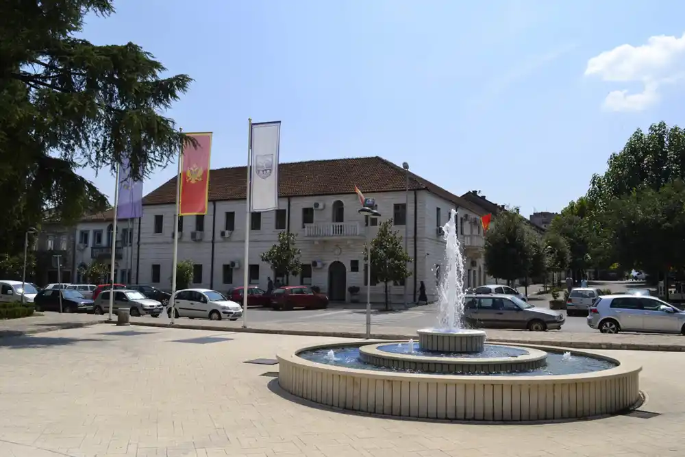 NVO „ZORA“ upozorava na sukob interesa i zloupotrebe u Danilovgradu: Odbornik, sekretar, penzioner i opštinski ugovoraš – sve u jednoj osobi
