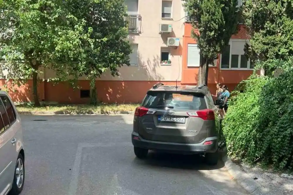 Podgorica: Stanarima zgade blokiran izlaz iz garaže, tražili pomoć nadležnih, u Komunalnoj se ne javljaju