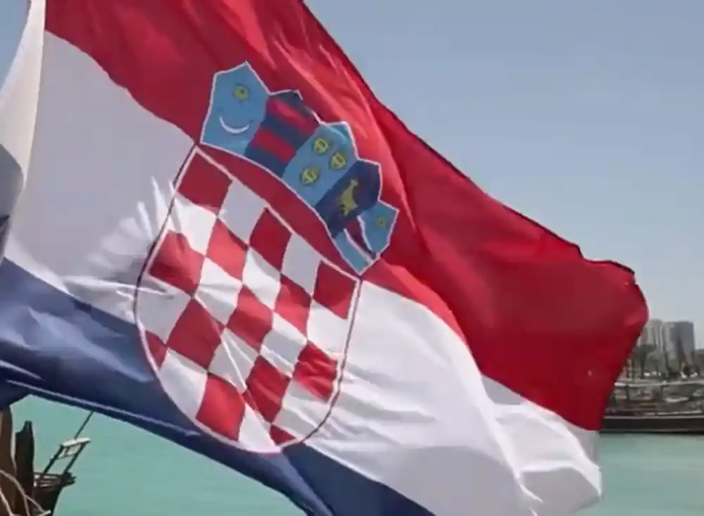 Pokrenut postupak uklanjanja dva nadgrobna spomenika kod Knina: Tvrde da su pokojnici u odorama okupatora, smeta im i trobojka na crkvi